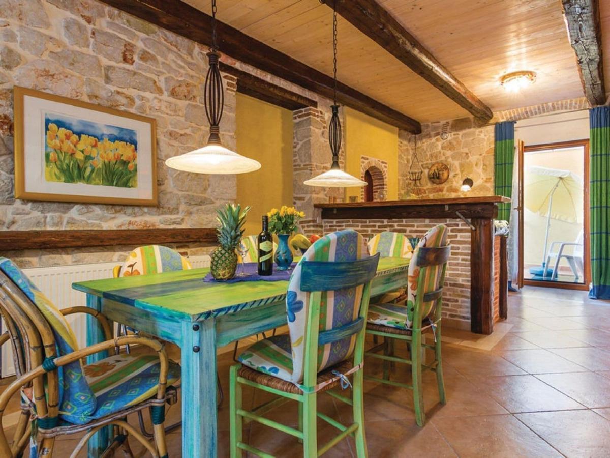Rustic Holiday Home In Vrsar With Garden Eksteriør billede